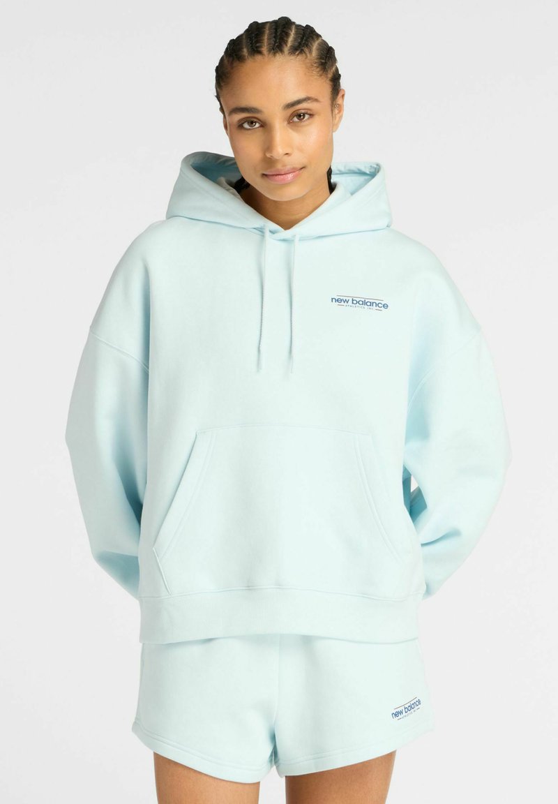 Conjunto de sudadera con capucha y pantalones cortos en azul claro, hecho de tela suave. La sudadera presenta un bolsillo frontal y capucha con cordón; los pantalones cortos son simples y a juego.