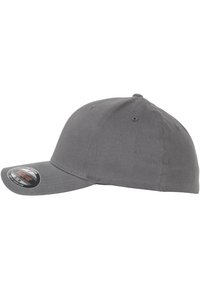 Cappellino da baseball grigio con visiera curva, realizzato in tessuto, dotato di fori di ventilazione e di un colore uniforme senza motivi o dettagli.