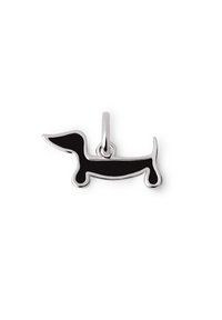 Ciondolo a forma di bassotto in smalto nero con contorno in argento e anello per attacco, caratterizzato da una forma semplice ed allungata e dettagli minimi.