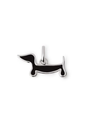 Zwarte emaille teckelhanger met zilveren omlijsting en een lus voor bevestiging, met een eenvoudige, langwerpige vorm en minimale details.