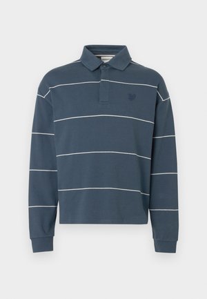 Camisa polo azul de manga larga con rayas horizontales blancas, cuello con botones y un pequeño logo bordado en el pecho izquierdo.