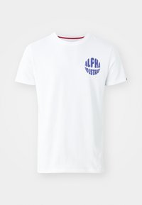 Balta kokvilnas T-krekls ar īsām piedurknēm, apaļu kakla izgriezumu un zilu apļa grafiku, kurā ir uzraksts "ALPHA INDUSTRIES" kreisajā krūtīs.