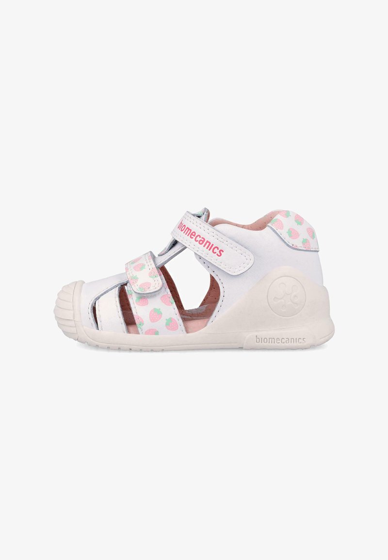 Sandalia blanca para niño pequeño con estampado de fresas rosas, suela de goma y correas ajustables de Velcro con la marca "biomecanics".