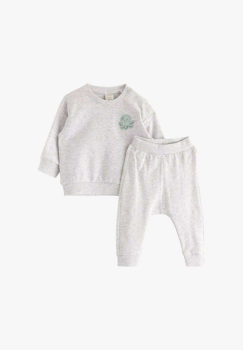 Ensemble bébé gris clair comprenant un sweat-shirt et un pantalon assorti, avec des poignets côtelés et une petite applique d'octopus vert sur la poitrine du sweat-shirt.