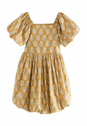 Sennepsgul kjole med firkantet udskæring, pufærmer og en skørt med rynker, prydet med et gentaget bladmotiv i hvid og blågrøn.