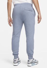 Nike Sportswear CLUB JGGR - Tracksuit bottoms - ashen slate ashen slate white