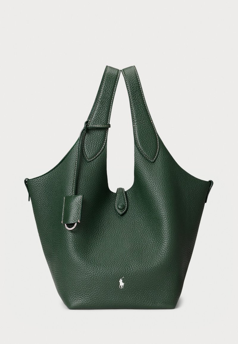 Sac fourre-tout en cuir vert avec une surface texturée, finition granuleuse, grande ouverture en haut, poignées doubles et une petite pochette attachée. Détails avec logo.