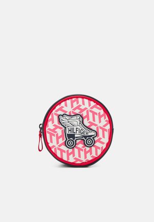 Trousse ronde rose et blanche avec motif répétitif "TH" et logo de patin à roulettes ailé étiqueté "Hilfiger" au centre.