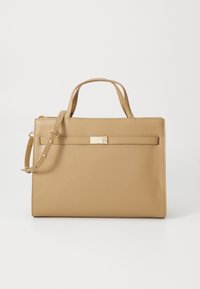 Sac en cuir tan avec deux poignées supérieures et une bandoulière amovible. Présente un panneau avant plat avec un fermoir en métal et un design minimaliste.