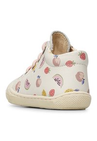 Zapato de cuero beige claro con estampados de frutas coloridas, diseño curvado, cordones rosas y suela de goma texturizada para mayor agarre.