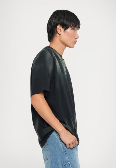 Must must-hall, millegradient disainiga tume roheline aktsent, lahtine lõige, ümar kaelus ja lühikesed varrukad.