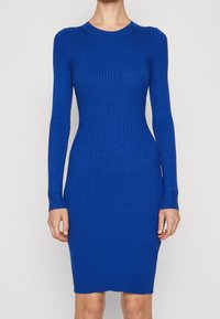 Geripptes Langarmkleid in leuchtendem Blau, figurbetonte Silhouette, Rundhalsausschnitt, weiche Textur und knielanger Saum.