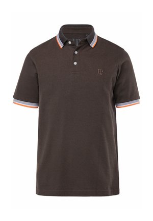 Braunes Poloshirt aus strukturiertem Stoff, mit einem Kragen mit orangefarbenen und grauen Akzenten, drei Knöpfen und einem kleinen Logo auf der Brust.