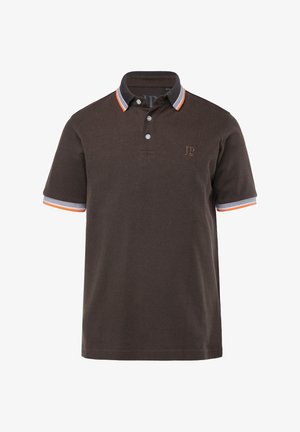 Braunes Poloshirt aus strukturiertem Stoff, mit einem Kragen mit orangefarbenen und grauen Akzenten, drei Knöpfen und einem kleinen Logo auf der Brust.