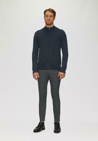 s.Oliver BLACK LABEL ZIP AUS FEINEM MIT STEHKRAGEN - Strickjacke - navy