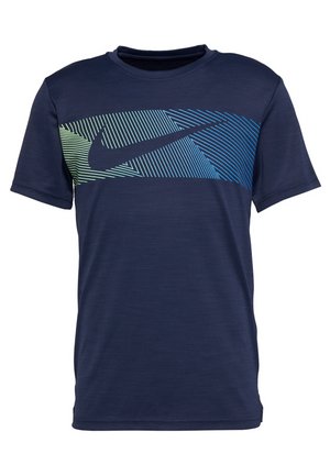 T-shirt bleu marine à manches courtes avec un motif rayé en dégradé horizontal vert et bleu sur la poitrine.