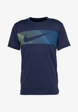 T-shirt bleu marine à manches courtes avec un motif rayé en dégradé horizontal vert et bleu sur la poitrine.
