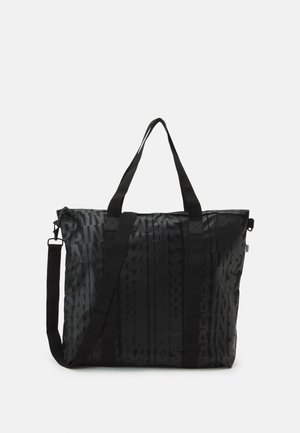 Sort tote taske med gentaget præget tekstdesign, dobbelte håndtag og justerbar skulderrem.