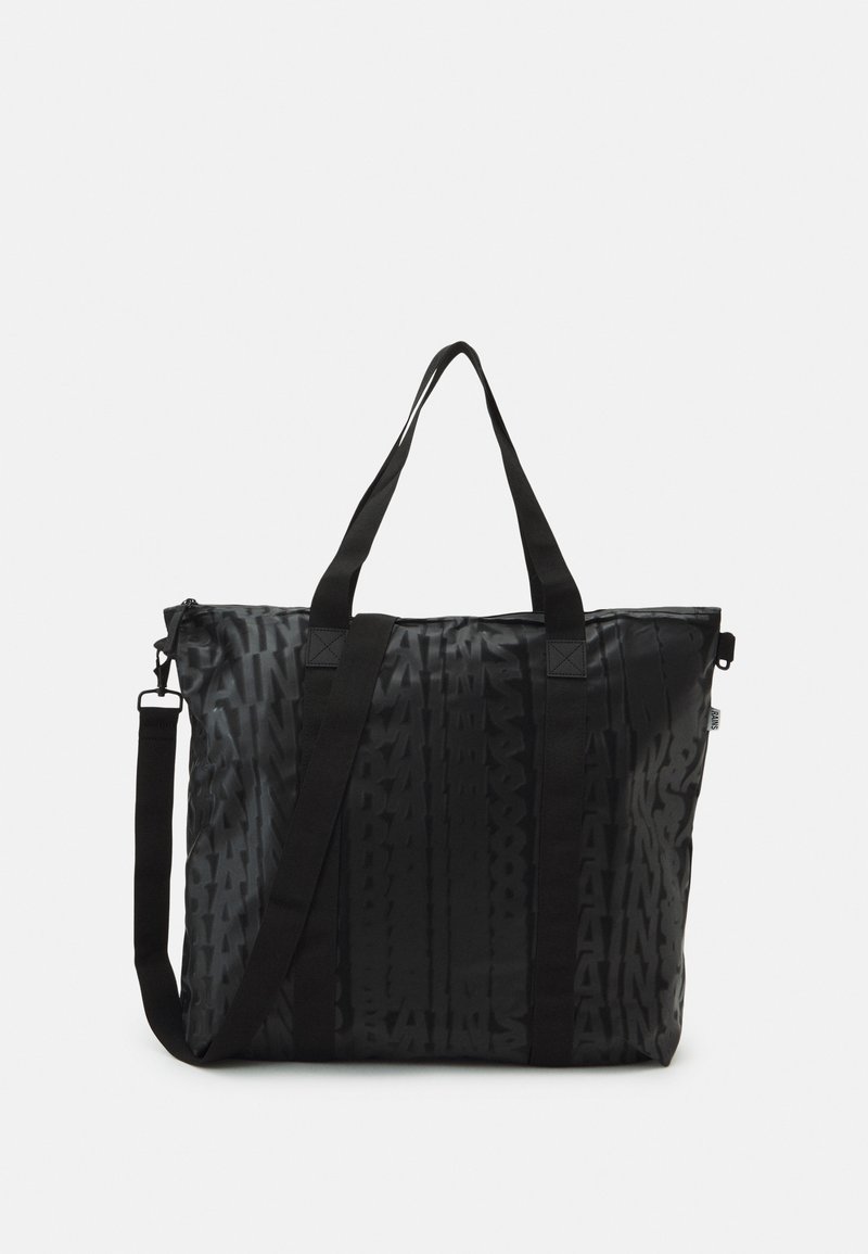 Sac fourre-tout noir avec un motif de texte en relief répété, double poignées et une bandoulière réglable.