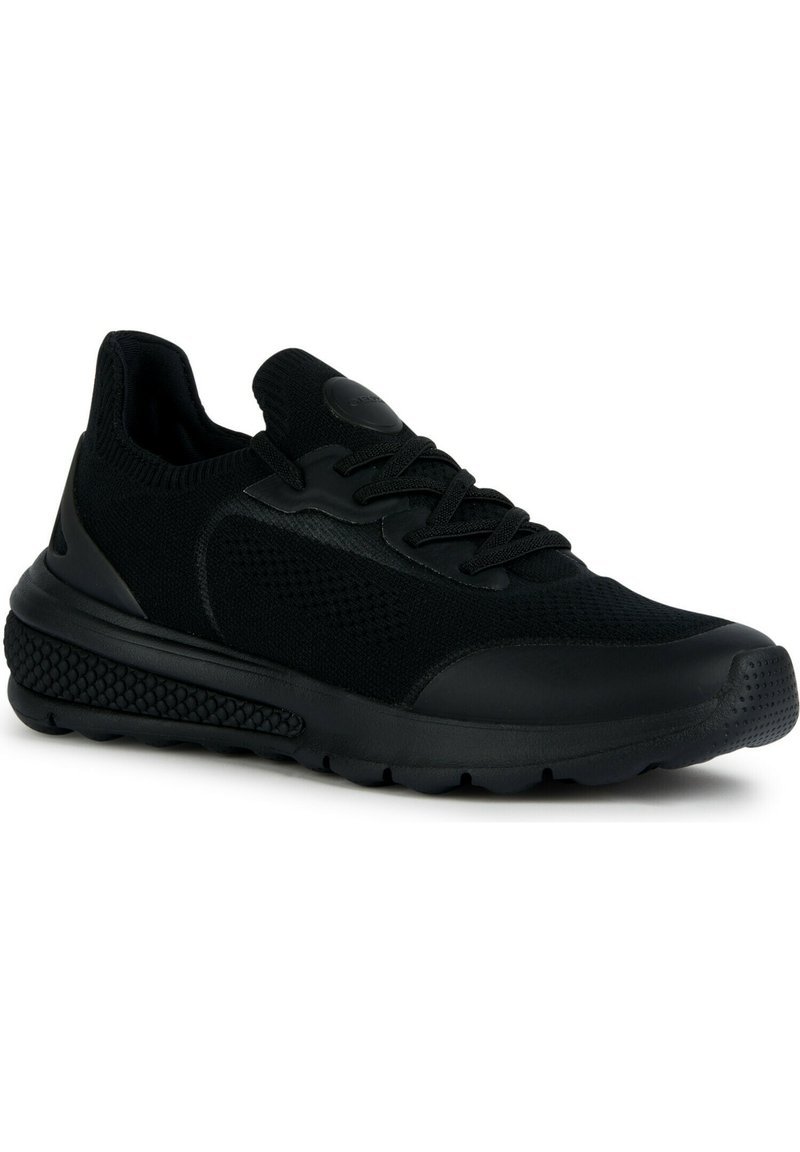 Baskets de sport noires avec une tige en tricot, des accents texturés, un système de laçage et une semelle rembourrée. Comprend un capuchon en caoutchouc lisse.