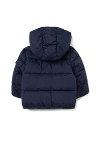 Giacca puffa blu navy con cappuccio, caratterizzata da un design trapuntato, orlo elastico e tessuto testurizzato. La vista posteriore mostra i dettagli della cucitura.