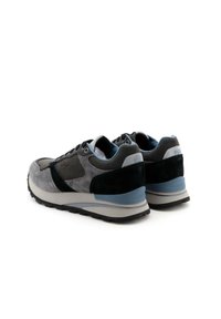Scarpe da corsa in suede grigio e mesh con dettagli neri, tallone imbottito e dettagli azzurri. Presentano una suola in gomma nera spessa per una migliore aderenza.