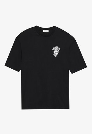 Sorte bomulds t-shirt med korte ærmer. Har et hvidt kraniet grafik og tekst på øverste venstre side. Rund hals design.