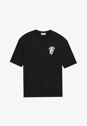 Tricou negru din bumbac, cu mâneci scurte. Prezentază un grafic cu un craniu alb și text pe partea stângă sus. Design cu gât rotund.