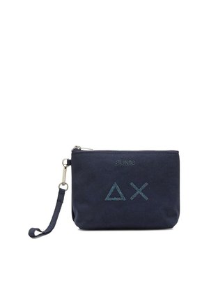 Bustina da polso blu navy con cerniera, tracolla staccabile e design geometrico a triangoli e X sul davanti, realizzata da SUN68.