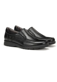 Zapatos negros tipo slip-on hechos de cuero texturizado con puntera suave, cuello acolchado y suela de goma para tracción y comodidad.
