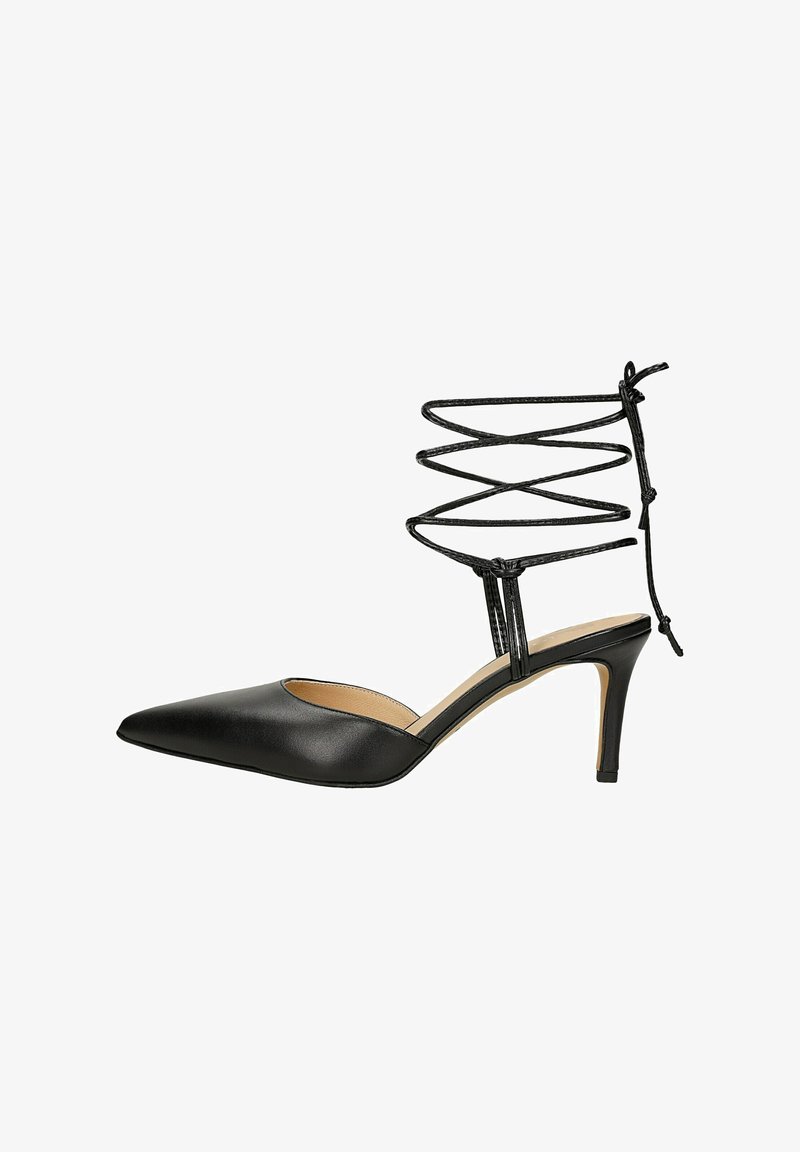 Scarpa nera in pelle con tacco alto, punta affusolata, lati aperti e design incrociato con lacci alla caviglia. Presenta un sottile tacco a stiletto.