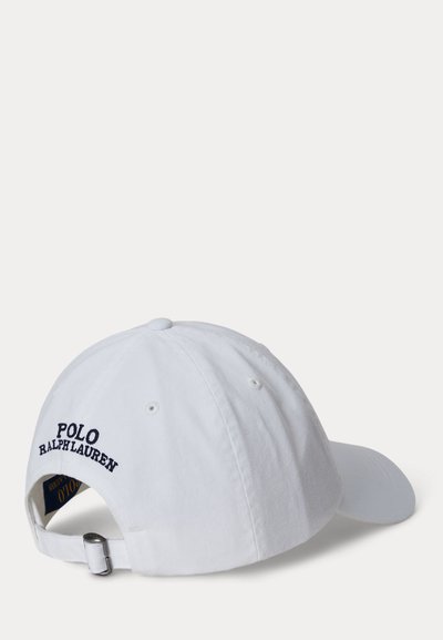Λευκό καπέλο μπέιζμπολ Polo Ralph Lauren με ρυθμιζόμενο μεταλλικό κούμπωμα και κεντημένο λογότυπο στο πίσω μέρος σε μονόχρωμο φόντο.
