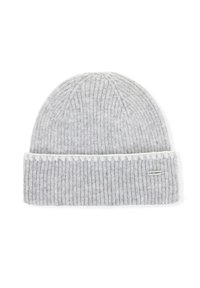 Šedá ribovaná pletená čepice s bílým vlnkovaným vzorem podél lemu. Na boku je malá štítek značky. Měkká textura.