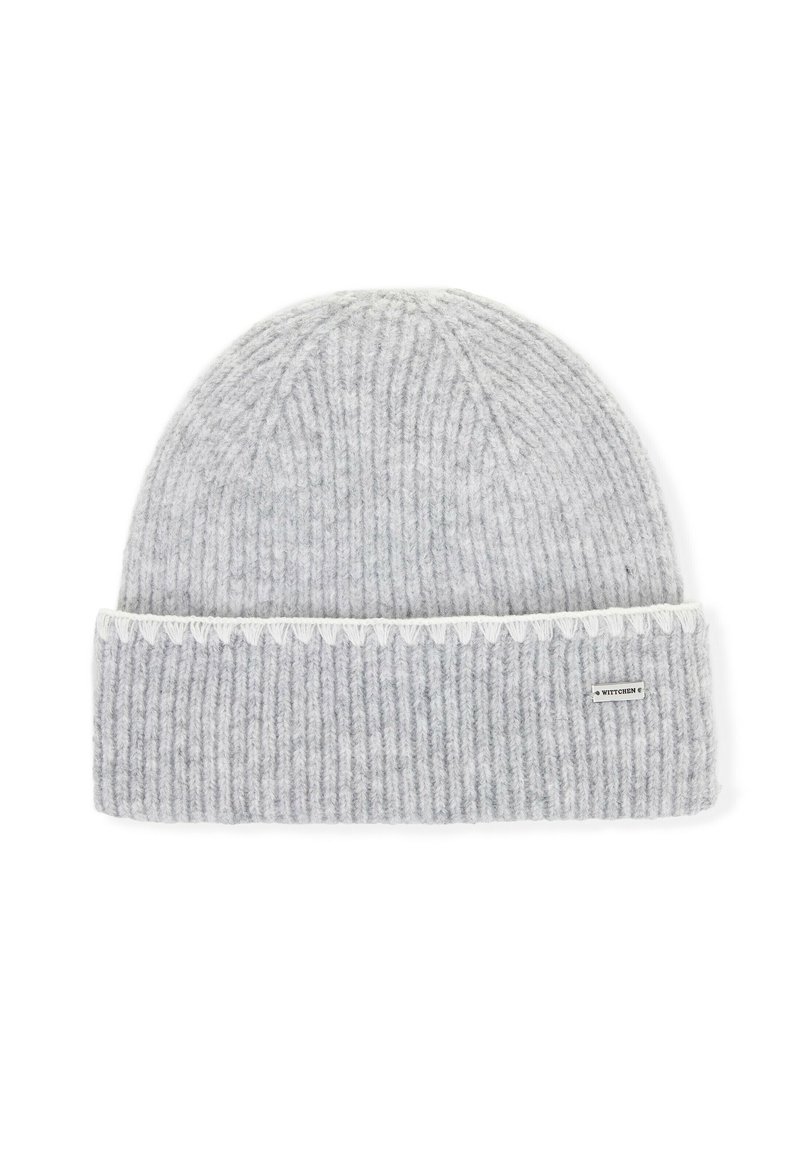 Šedá ribovaná pletená čepice s bílým vlnkovaným vzorem podél lemu. Na boku je malá štítek značky. Měkká textura.