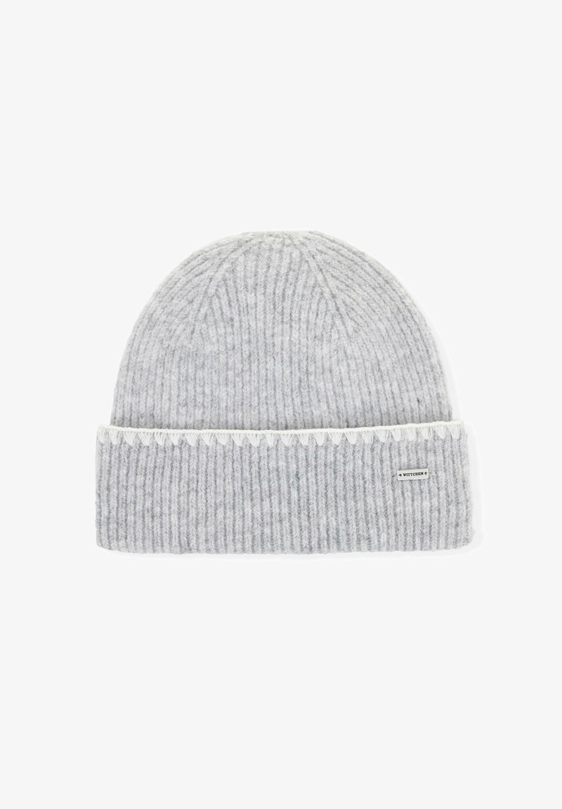 Šedá ribovaná pletená čepice s bílým vlnkovaným vzorem podél lemu. Na boku je malá štítek značky. Měkká textura.