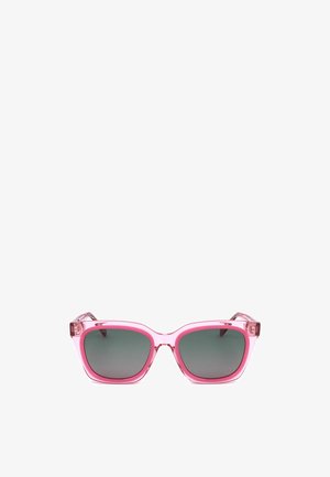 Occhiali da sole rettangolari traslucidi rosa con lenti scure, mostrati su uno sfondo bianco.