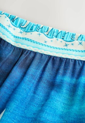 Zils audums ar gradientu no tumši zilas līdz gaiši zilai, ar dekoratīvu jostas rakstu gaiši zilā un baltā krāsā ar motīviem un formām.