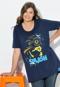 Námorně modré tričko vyrobené z měkké tkaniny s barevným grafickým motivem potápějící žáby ve brýlích a slovem "SPLASH" tučnými písmeny.