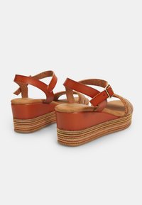 Bata Platvormsandaalid - braun