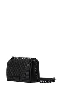 Borsa a spalla nera trapuntata con accenti a piramide, una tracolla a catena e un design elegante, realizzata in pelle liscia con una finitura testurizzata.