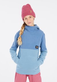 Hoodie en polaire bleu et bleu clair avec un col montant, une poche frontale et un patch logo. Dispose de manches longues et d'une coupe décontractée.