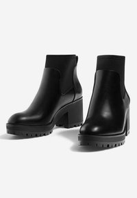 Stradivarius Kotníková obuv - black
