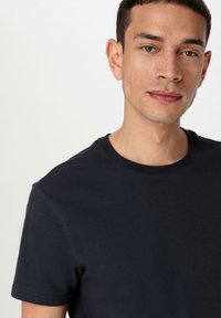 hessnatur REGULAR  - T-shirt basic - marine