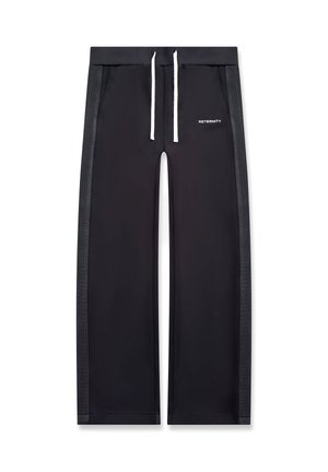 Zwarte sweatpants met rechte pijpen, witte trekkoorden, textuurpanelen aan de zijkant, voorzakken en het "RETEMITY"-logo op de rechterdij.