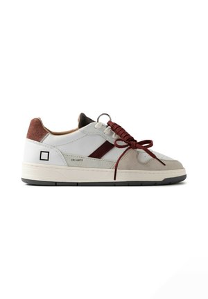 Sneaker bianca low-top con punta in camoscio beige, striscia e lacci color bordeaux, toppa marrone sul tallone e suola nera in gomma, vista laterale.