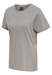 Effen lichtgrijs T-shirt met korte mouwen en ronde hals, met een klein zwart merklabel bij de halslijn, zonder andere zichtbare ontwerpen of patronen.