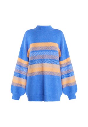 Pullover albastru cu mâneci largi și gât înalt, cu dungi orizontale de un portocaliu deschis și modele texturate în diferite nuanțe de albastru.