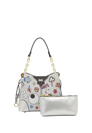 Sac à main blanc avec des patchs cartoon colorés et une anse chaîne dorée, associé à une petite pochette argentée avec fermeture éclair et lettrage doré.