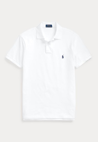 Valge lühikeste varrukatega polosärk, krae, kahe nupuga plastron ja väike tumesinine logo vasakul rinnal.