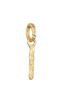 Schlüsselanhänger aus goldfarbenem Metall mit einem strukturierten Ring und einem schmalen, länglichen Anhänger mit gehämmertem Finish. Auf dem Anhänger sind Markierungen sichtbar.